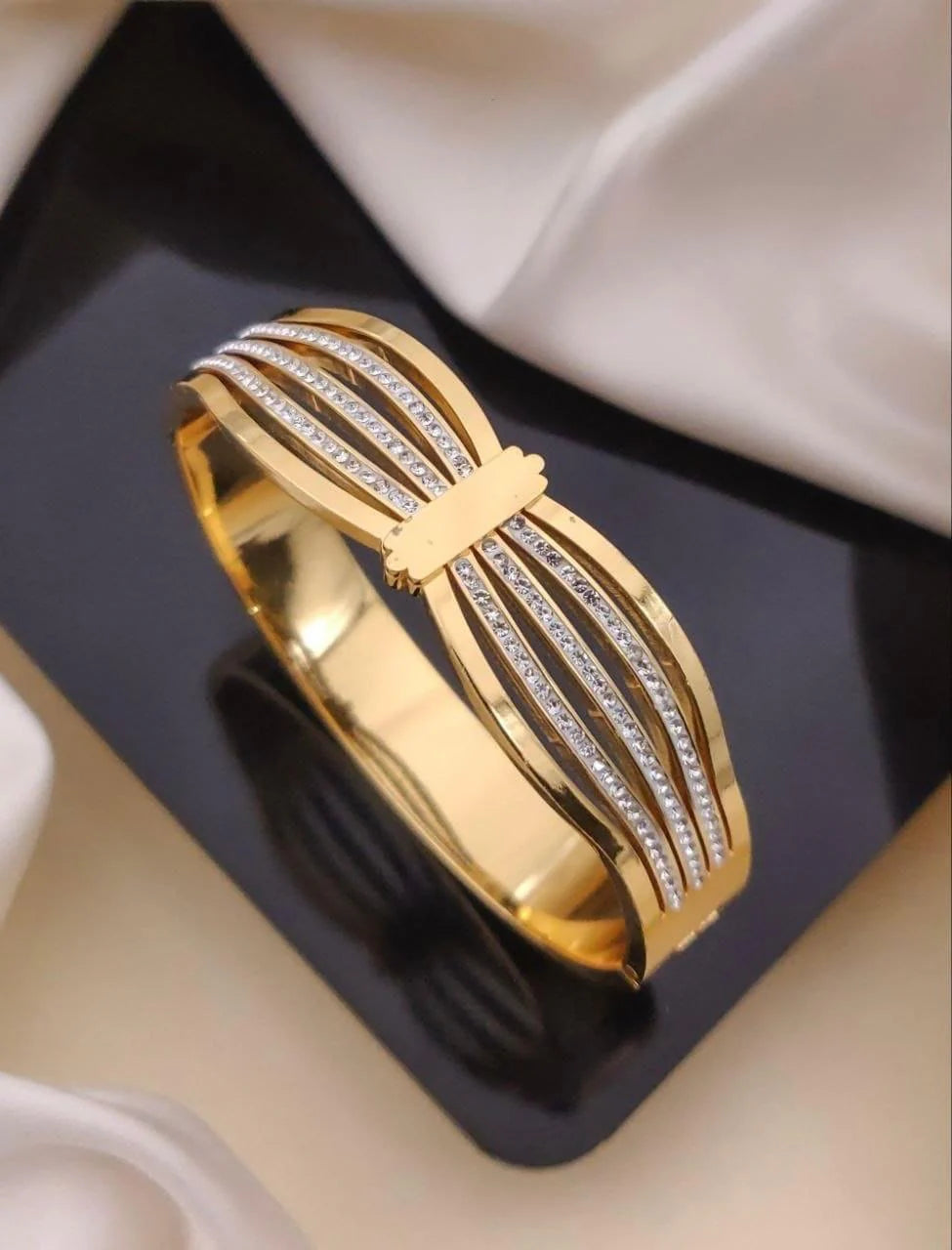 Luxe Curve Anti-Tarnish Gold Bracelet